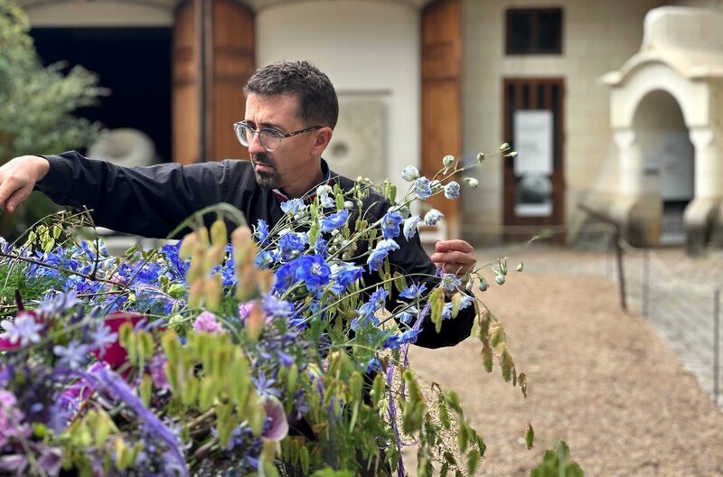 Frédéric Dupré, einer der bekanntesten Floristen Frankreichs, widmet sich der Textur von Pflanzen für seine hochkomplexen Blumeninstallationen. – Bild: 3sat