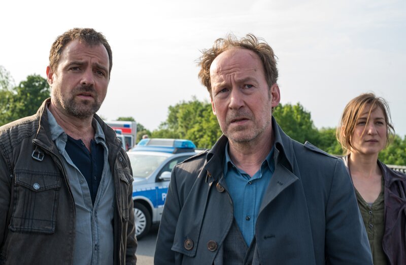 Ruiz (Juergen Maurer, l.), Joe (Ulrich Noethen, M.) und Anna (Marie Leuenberger, r.) ermitteln zusammen in dem Fall der Elbemädchen. – Bild: ZDF/​Marion von der Mehden