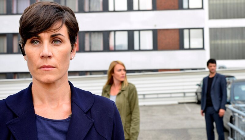 LKA-Ermittlerin Ursula Thern (Nina Kunzendorf), Mario Kreutzer (Carlo Ljubek) und Nadja Lenz (Alwara Höfels) möchten den Kronzeugen Victor Miro übernehmen. – Bild: ARD Degeto/​Christiane Pausch