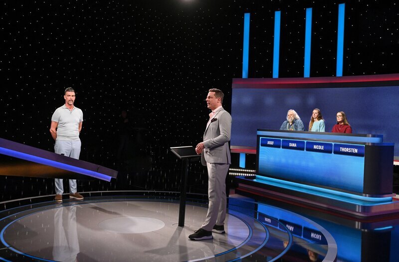 Moderator Alexander Bommes (M.) mit den Kandidat:innen: Dr. Thorsten Hammer. (l.), Josef Lang (3.v.r.), Dana Radmer (2.v.r) und Nicole Seelent (r.). – Bild: ARD/​Uwe Ernst