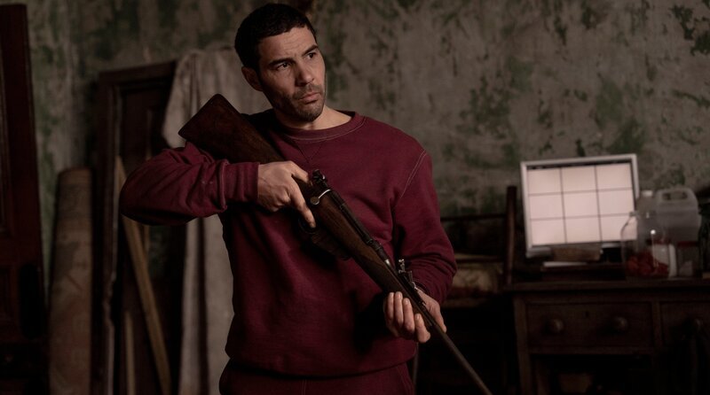 Tibor (Tahar Rahim) erwartet die Angreifer. – Bild: Sky UK