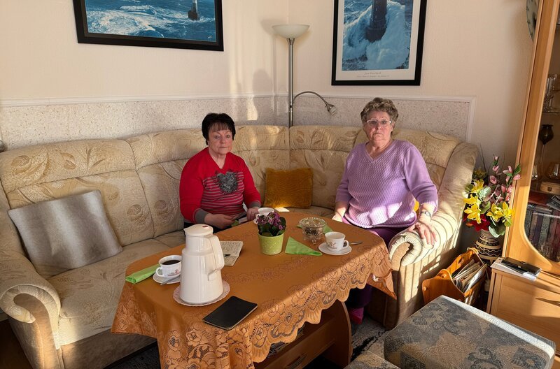 Rosemarie Schmidt und Renate Schmidt (nicht verwandt) gehörten zu den ersten Frauen in der DDR, die an Bord von Fang- und Verarbeitungsschiffen gearbeitet haben. – Bild: NDR/​Rosemarie Schmidt