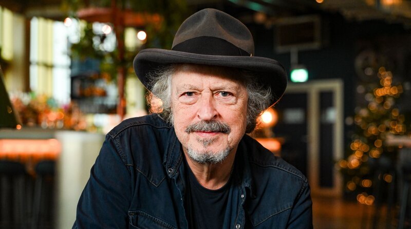 BAP feiert doppelt: Wolfgang Niedecken (Foto) wird 75 und vor 50 Jahren wurde BAP gegründet. Eine Band, die viel mehr ist als nur Musik. 1976 noch eine kölsche Kneipenband, ging’s Anfang der 1980er plötzlich durch die Decke. Platz 1 in den Hitparaden und bei den Verkaufszahlen. Schließlich über Jahre einer der erfolgreichsten Rock-Acts des Landes. Kölsch wird Pop, Rock wird Haltung, Heimat wird politisch. – Bild: WDR/​Thomas von der Heiden
