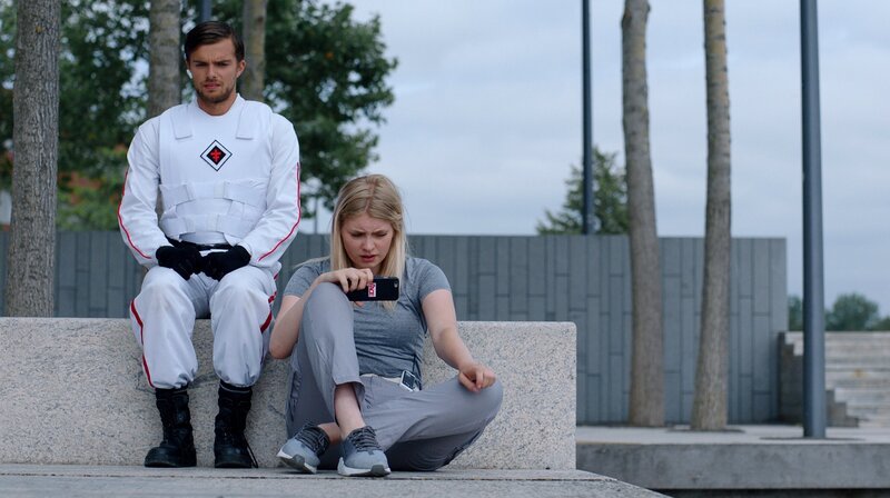 Casper (Buddy Vedder) tröstet Nima (Marije Zuurveld), die wegen ihres Interviews mit Isimo enttäuscht ist. – Bild: SWR/​UMAMI PRODUCTIONS