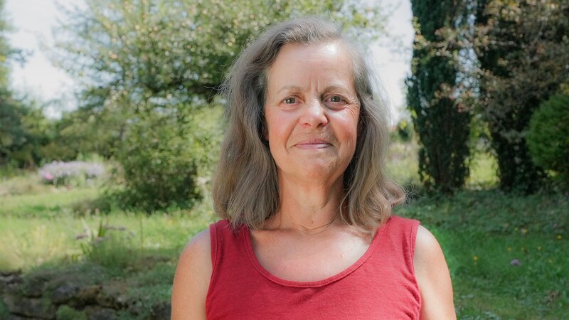 Hinter den Hecken  Lebendiger Totholz-Garten Staffel 7 Folge 5 Totholz lebt: Davon kann man sich in Rosmarie Champions Naturgarten in Hochwald SO überzeugen. 2024  Copyright: SRF – Bild:  SRF