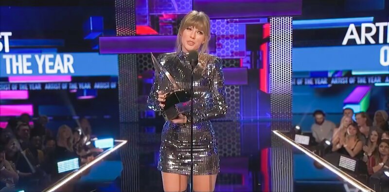 Bei den „American Music Awards 2018“ gewinnt Taylor Swift den „Artist of the Year“-Award. – Bild: YouTube /​ ZDF