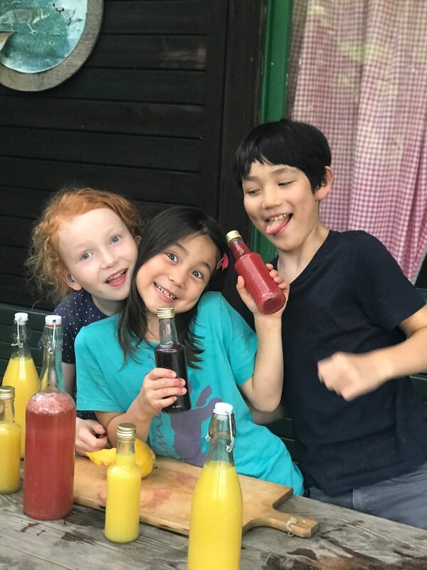 Nora (Mi.) mit Oscar und Lotti – Bild: rbb/​Avistura