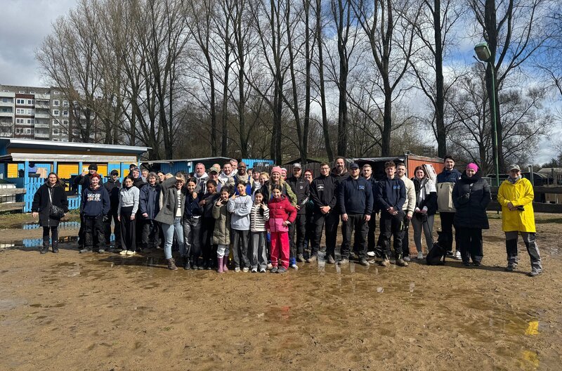 Yared und alle Helfer*innen des Kinderbauernhofs – Bild: NDR/​FLOW media company