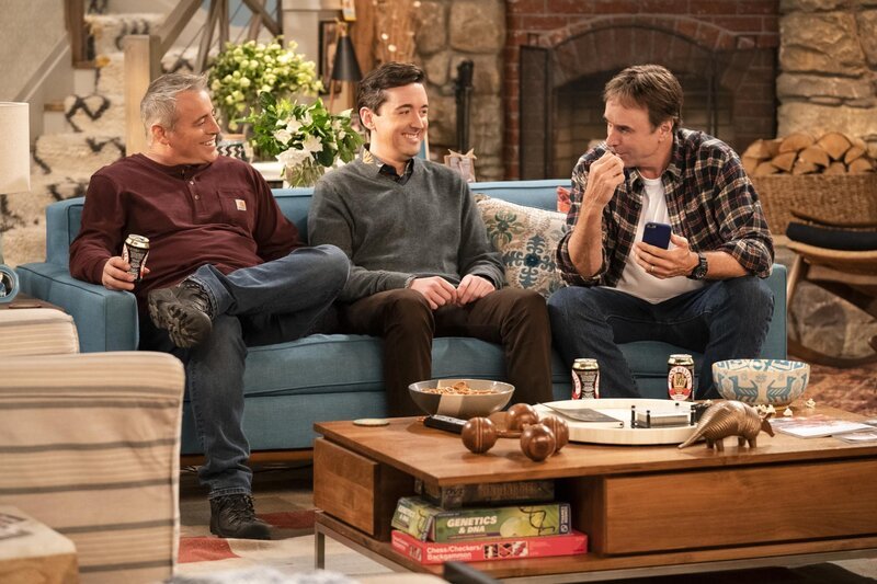 (v.l.n.r.) Adam Burns (Matt LeBlanc); Lowell (Matt Cook); Don Burns (Kevin Nealon) – Bild: CBS Broadcasting, Inc. /​ Erik Voake