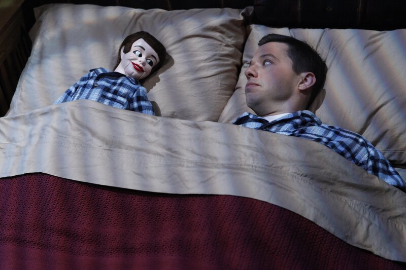 Aus Einsamkeit hat sich Alan (Jon Cryer) ein neues Hobby gesucht … – Bild: Warner Brothers Entertainment Inc.
