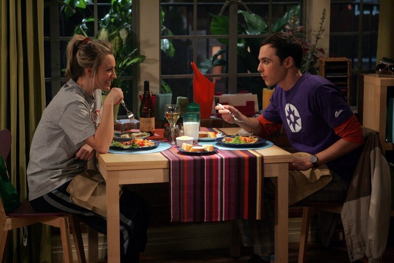 Sheldon (Jim Parsons, r.) verabredet sich mit Penny (Kaley Cuoco, l.) zum Spaghetti-Essen. Das verheimlicht er vor seinen Freunden, weil ihm Howard deutlich macht, dass er sich nach der Trennung von Leonard und Penny für eine Seite entscheiden muss&nbsp;… – Bild: Warner Bros. Television