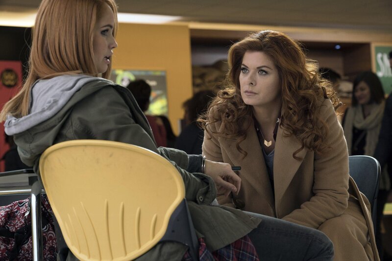 Laura (Debra Messing, r.) steht vor einem Problem, als ihre Halbschwester Lucy (Debby Ryan, l.) verdächtigt wird, einen Mord begangen zu haben … – Bild: Warner Bros. Entertainment, Inc.