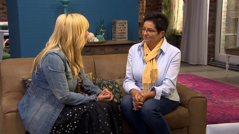 Krankenschwester Ulrike (r.) bittet Julia (l.) um Hilfe, denn sie hat den sehnlichen Wunsch, ihren ehemaligen Pflegling Khulood wiederzusehen. Vor vielen Jahren kam das Mädchen aus dem Jemen mit einer Knochenentzündung zu ihr ins Krankenhaus und wurde von Ulrike gesund gepflegt … – Bild: © SAT.1