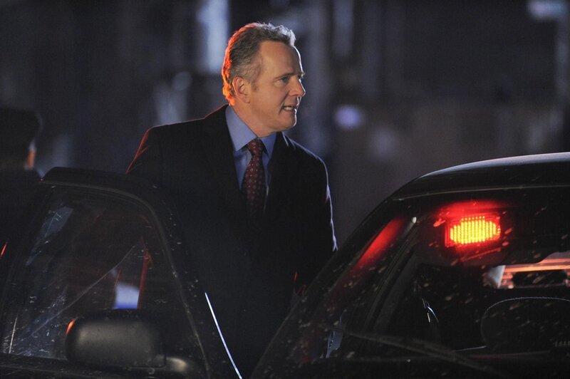 Ruft Sherlock Holmes zu einem neuen Mordfall: Captain Tommy Gregson (Aidan Quinn) … – Bild: CBS Television