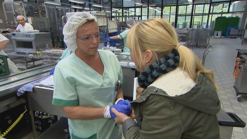 Julia Leischik (r.) überrascht Tanja (l.), die ihre Schwester Helene sucht … – Bild: © SAT.1