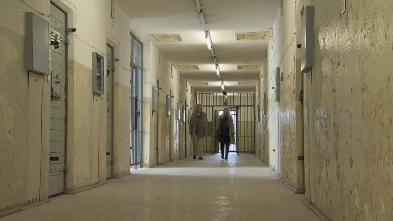 Julia (r.) begibt sich auf eine spannende Suche nach Eileens Mutter, die sie bis in das ehemalige DDR-Gefängnis der Staatsicherheit in Hohenschönhausen führt … – Bild: © SAT.1