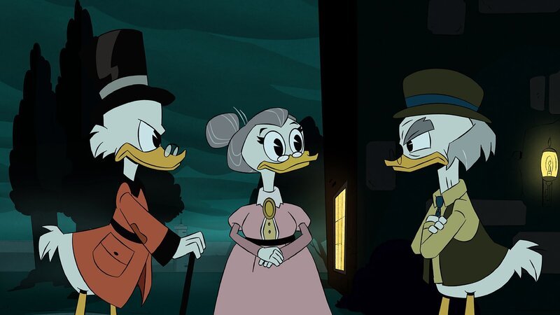 Die Gang besucht das alle fünf Jahre aus einem mysteriösen Nebel auftauchende Anwesen der McDucks. Dort wohnen, dank eines Zaubers unsterblich geworden, Dagoberts Eltern. Zwischen Vater und Sohn herrscht allerdings eine eher angespannte Atmosphäre. Während Dagobert beweisen will, dass ihm die Familie entgegen der Vermutung seines Erzeugers über alles geht, sucht Track nach weiteren Hinweisen auf den Verbleib von Della Duck. Doch das alte Gemäuer hält mehr Überraschungen bereit, als ihm lieb ist. – Bild: Courtesy of Disney+