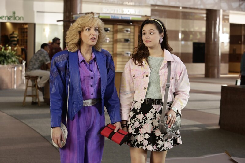 L-R: Beverly Goldberg (Wendi McLendon-Covey), Erica Goldberg (Hayley Orrantia) – Bild: Sony Pictures Television Inc.