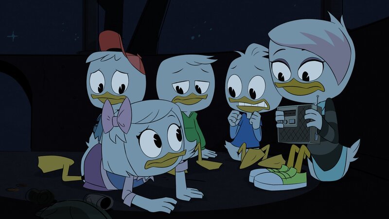 DUCKTALES – „The Beagle Birthday Massacre!“ – After crashing Ma Beagle’s birthday party, Webby and new mysterious friend Lena (Kimiko Glenn) must fight their way through Beagle Boy turf to get back home. This episode of ÒDucktalesÓ airs Saturday, September 30 (8:00⁠–⁠8:30 A.M. EDT) on Disney XD. (Disney XD) HUEY, WEBBY, LOUIE, DEWEY, LENA – Bild: Disney XD /​ Disney XD /​ Disney XD /​ © 2017 Disney Enterprises, Inc. All rights reserved.
