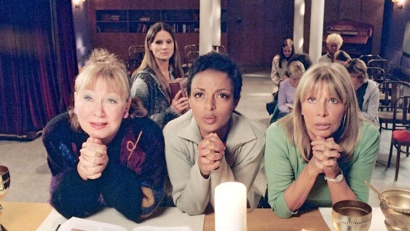 Scheinheilig: Natascha (Susann Uplegger, hi.) liest aus der Bibel und (v.li.vo.) Ilse (Christiane Reiff), Wilhelmina (Dennenesch Zoude) und Jeanette (Christine Schuberth) beten. – Bild: MG RTL D /​ Stephanie Kulbach
