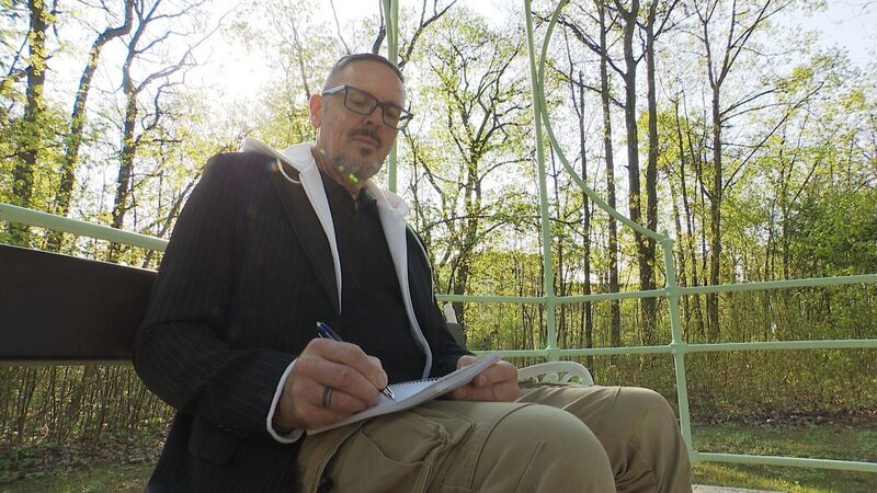  Der ehemalige Patient Franz Josef Rohrmoser hat bei seinem Aufenthalt im Landesklinikum Mauer seine Liebe zum Schreiben entdeckt. – Bild: ORF/​Landesstudio Niederösterreich