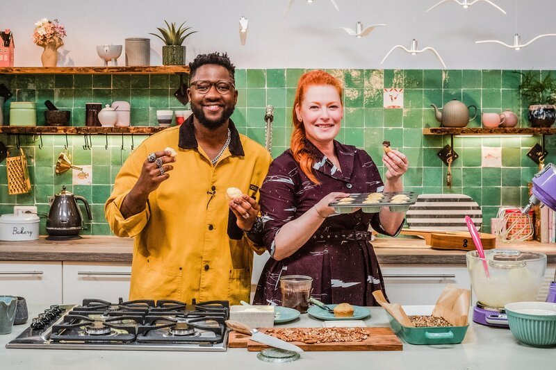 Kelvin Jones (l.); Enie van de Meiklokjes (r.) – Bild: sixx /​ Leonie Hinrichs
