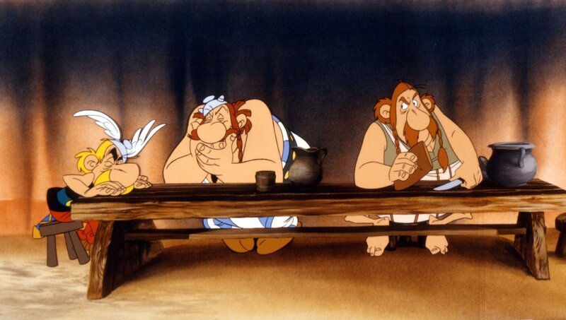 Majestix (re.) ist böse auf Obelix (Mi.) und Asterix. – Bild: SUPER RTL