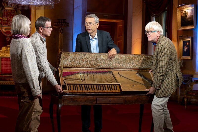 Dieses Clavichord stammt aus der Sammlung des Onkels und ist etwas Besonderes. Die Experten für Musikinstrumente: Prof. Dr. Josef Focht (Museum für Musikinstrumente der Universität Leipzig, 2. von rechts) und Dr. Martin Kares (Musikwissenschaftler, Karlsruhe, rechts). – Bild: Ralf Wilschewski /​ BR /​ BR/​Ralf Wilschewski