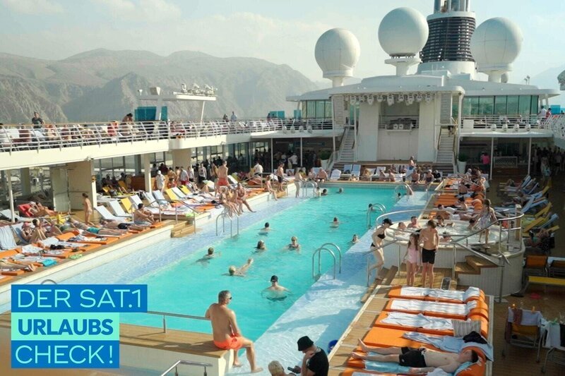 Schwimmbad auf dem Boot – Bild: Joyn
