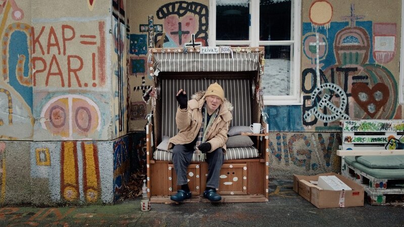  Johann „Hansi“ Garber vor dem Haus der Künstler. – Bild: ORF/​Electric Shadows Films