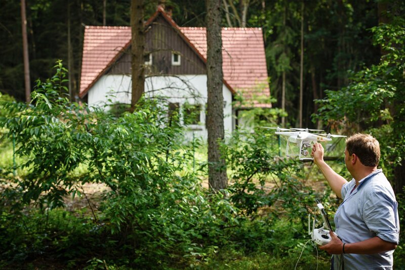 A general view on the set during the shooting at the Schorfheide for the new local production ‚Wigald & Fritz – Die Geschichtsjaeger‘ by the German TV channel HISTORY. – Bild: Clemens Bilan for HISTORY