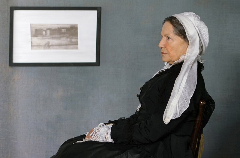 „Arrangement in Grau und Schwarz: Porträt der Mutter des Künstlers“ (1871) ist ein Kunstwerk des amerikanischen Künstlers James Abbott McNeill Whistler. In einer Nachstellung wird das Werk unter die Lupe genommen. – Bild: A Musée vous A Musée Moi