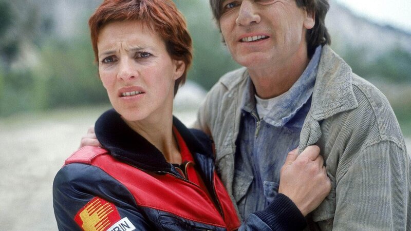 Dr. Michael Lüdwitz (Rainer Grenkowitz) und Biggi Schwerin (Sabine Petzl) müssen mit ansehen wie Thomas Wächter im Einsatz stirbt. Er hat es nicht mehr geschafft aus dem brennenden Bergwerkstollen zu entkommen. – Bild: RTL /​ Miguel Dieterich