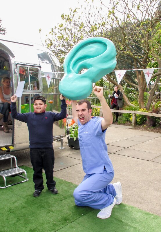 Chris van Tulleken (Dr. Chris). – Bild: ORF/​Serious Kids