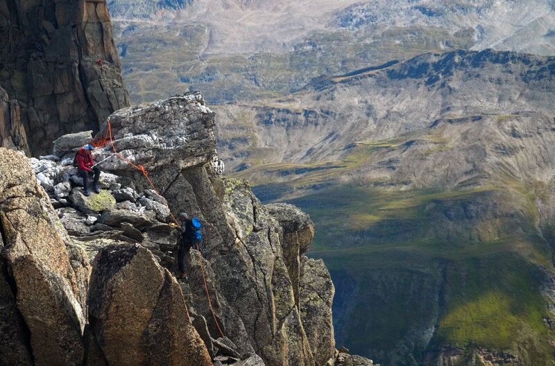 Mit Spitzhacke, Hammer und Meißel bewaffnet, geht es bei „ARTE 360° Reportage“ auf Schatzsuche hoch in die Berge. – Bild: MedienKontor/​Denis Lüthi