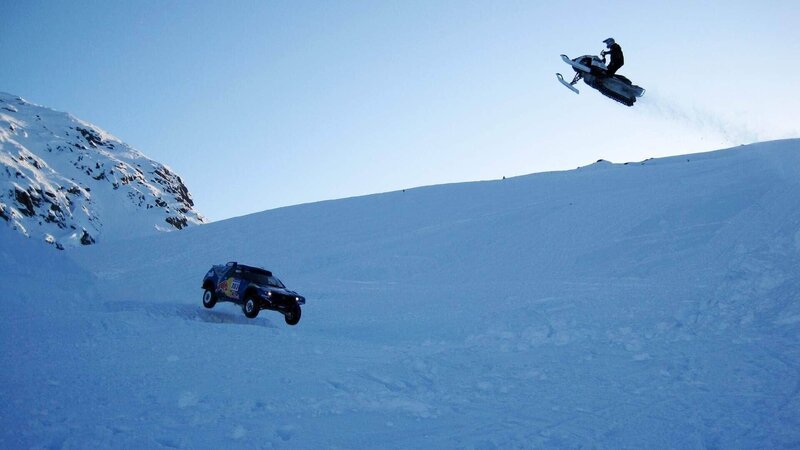 Ein Schneemobil fährt um die Wette mit VWs Rally Touareg. – Bild: TVNOW /​ © BBC Worldwide