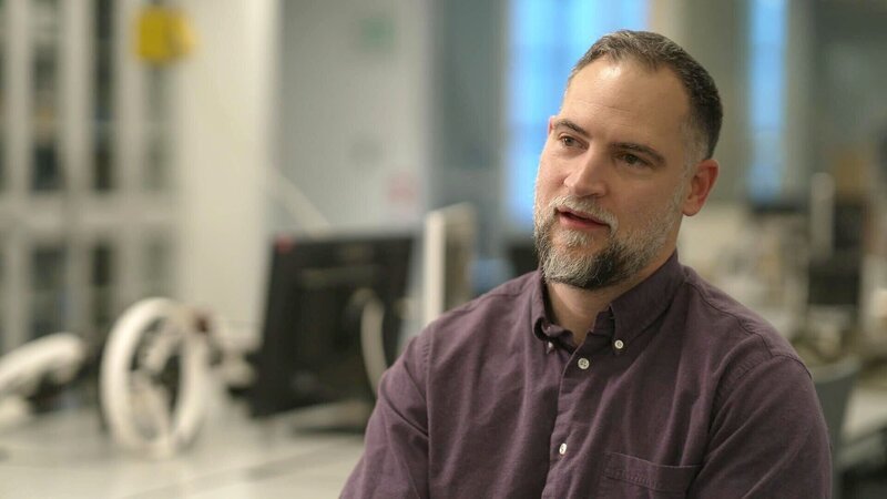 Aaron Ames ist Professor am renommierten „California Institute of Technology“. Er kritisiert den kommerziellen Robotik-Hype. Gleichzeitig versucht er, KI-gesteuerte Roboter auf völlig neuartige Weise zu trainieren. Etwa für professionelle Rettungs-Einsätze. – Bild: ORF/​BBC/​Seamas McCracken