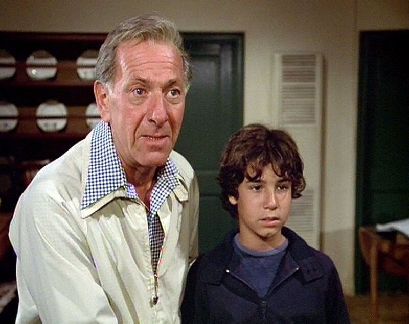 Quincy (Jack Klugman) kümmert sich um sein krankes Patenkind Chester (Eddie Garcia). – Bild: RTPL /​ RTLplus