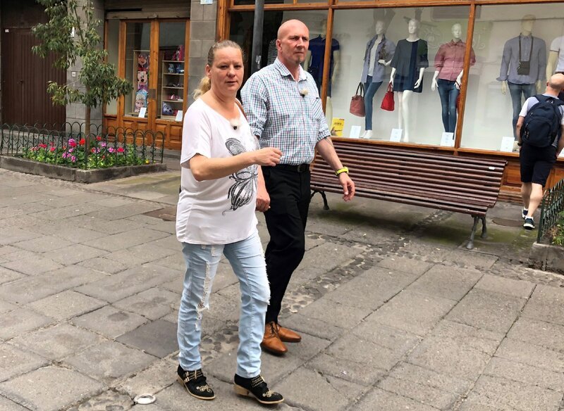 Gemeinsam mit Freundin Kathrin wagt Jörg erneut den Schritt ins Ausland: das Paar zieht nach Teneriffa. Jörg will hier Inseltouren an Urlauber verkaufen. Hat er diesmal Erfolg? – Bild: MG RTL D /​ 99pro media