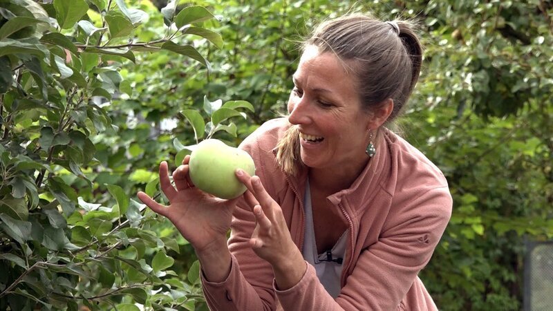 Bernadette freut sich über die Äpfel – Bild: RTLZWEI