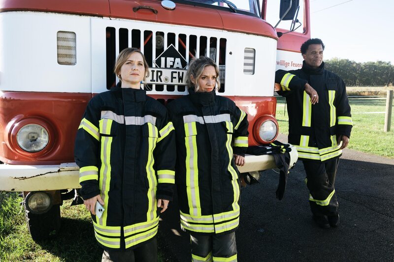 (v.l.n.r.) Frieda Meisner (Laura Lippmann); Yvonne Schwielow (Ruth Blauert); Jonathan Chambers (Jerry Kwarteng) – Bild: Joyn /​ René Lohse