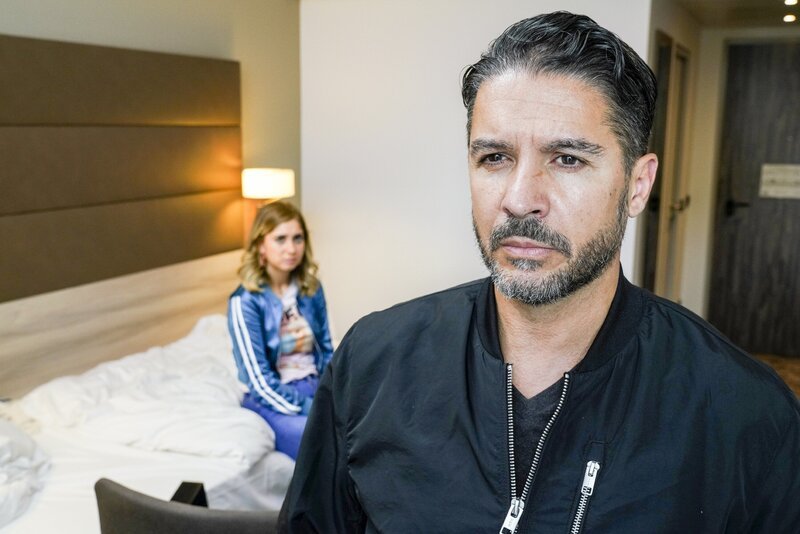 Marie (Sarah Buchholzer) muss das Schlimmste befürchten. Tarek Talal (Haydar Kizay) – Bild: TVNOW /​ Dennis Hundt