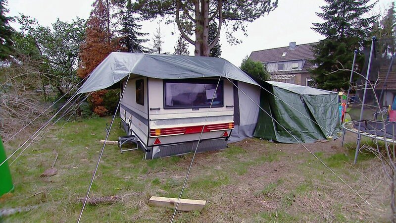Die Familie wohnt während der Bauphase im Wohnwagen. – Bild: RTLZWEI, Imago TV Film- und Fern