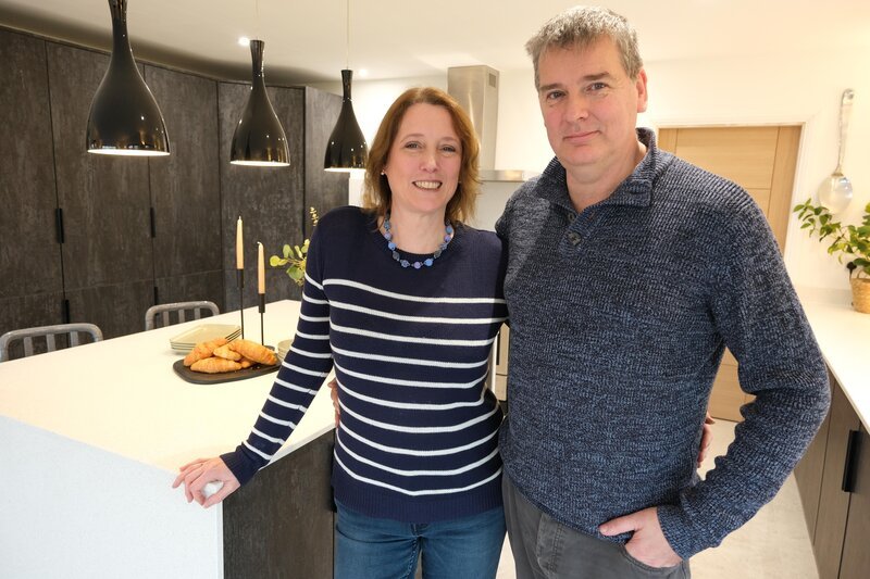 v.l.: Helen und Simon – Bild: Foto: RTL /​ Pi Productions Ltd