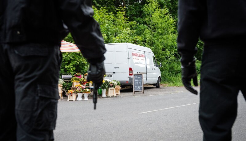 Zwei maskierte Männer nähern sich dem Sprinter. – Bild: ZDF/​WDR/​Stephan Rabold