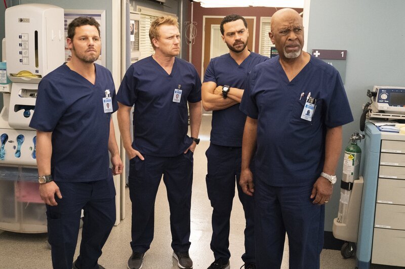 (v.l.n.r.) Dr. Alex Karev (Justin Chambers); Dr. Owen Hunt (Kevin McKidd); Dr. Jackson Avery (Jesse Williams); Dr. Richard Webber (James Pickens Jr.) – Bild: ABC Studios /​ Mitch Haaseth