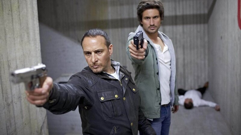 Semir (Erdogan Atalay, l.) und Ben (Tom Beck) verfolgen die Gangster durch die Gänge. Wird es ihnen gelingen, Gochmann zu stellen und Niels zu befreien? – Bild: MG RTL D /​ Guido Engels