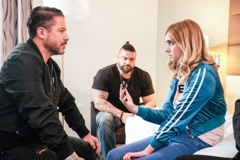 Marie (Sarah Buchholzer) erzählt ihrer Mutter am Telefon, dass Manuel nicht zur Geldübergabe erschienen ist. Tarek (Haydar Kizay, l.), Bodyguard (Jack Maksimovic) – Bild: TVNOW /​ Stefan Behrens
