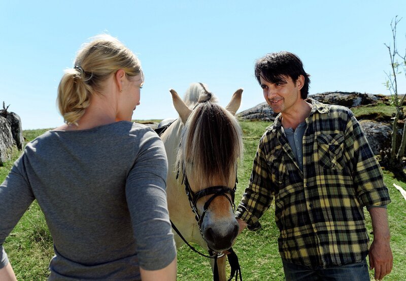 Rune (Harald Schrott) zeigt Karen (Susanna Simon), wie man mit Pferden umgeht. – Bild: „ARD Degeto/​Hardy Spitz“ (S 2)