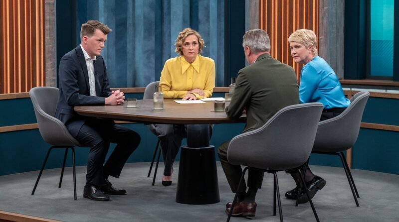 Caren Miosga (2.v.l.) mit ihren Gästen Manuela Schwesig (SPD, r.), Luca Piwodda (l.), Nikolaus Blome (2.v.r.). – Bild: NDR/​Thomas Ernst